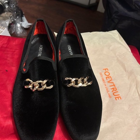 Luxurious Black Loafers with Gold Chain Detail - Picture 4 of 9